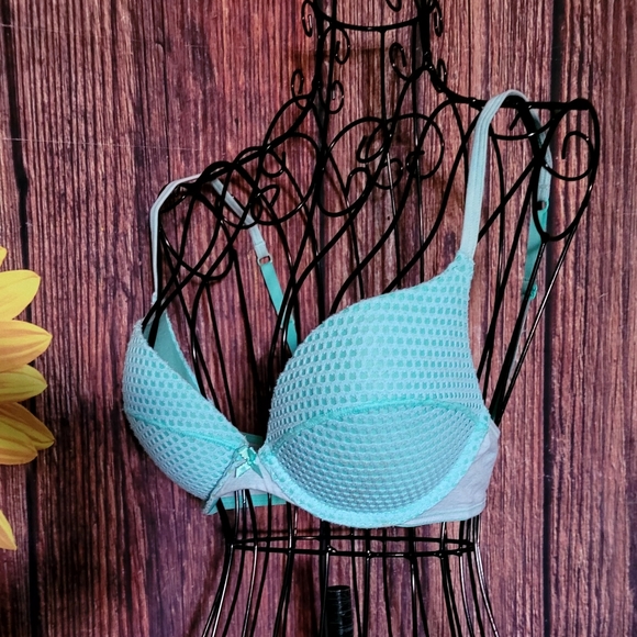 🌺 Victoria's Secret Fishnet Lace Bra - Picture 1 of 6